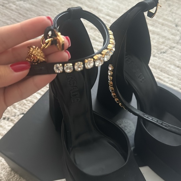 Versace heels size 38 - Picture 2 of 5